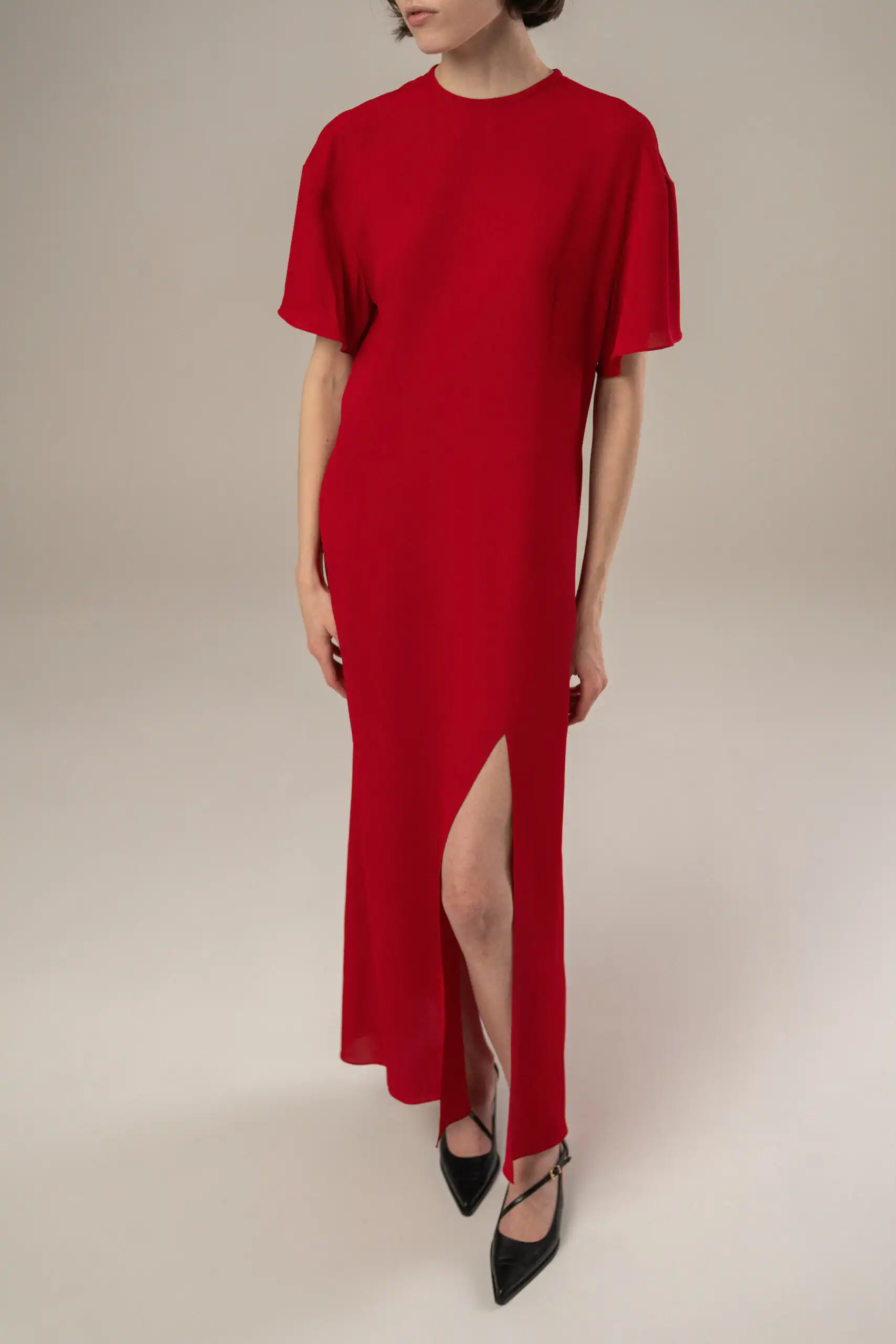 TONY long red dress with short sleeves and a thigh-high slit