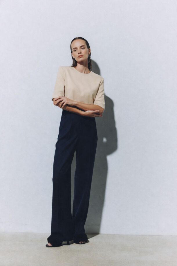 Crop - top with shoulder pads in beige