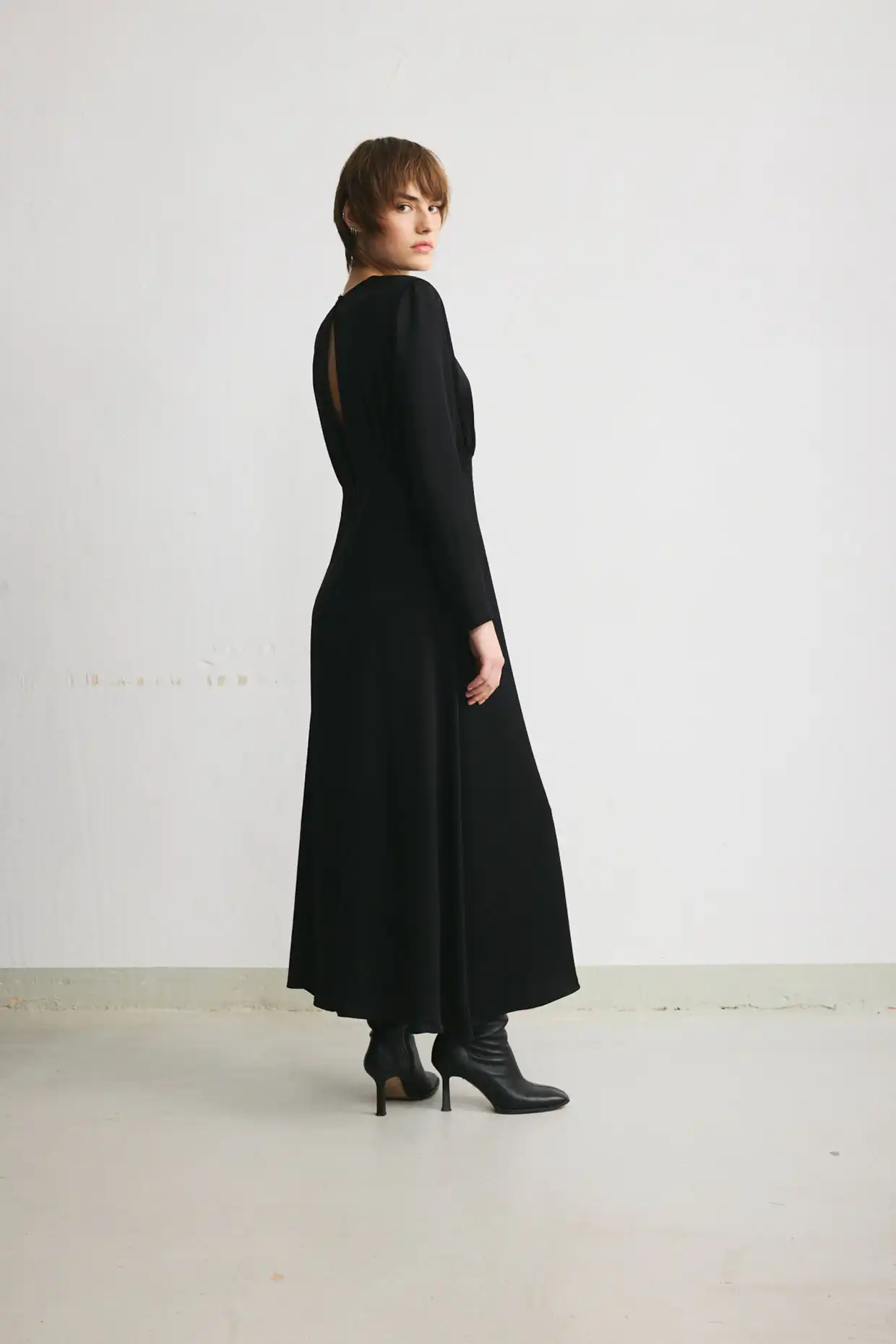 SCARLET maxi dress in black satin viscose with long sleeves and a back slit - Image 5
