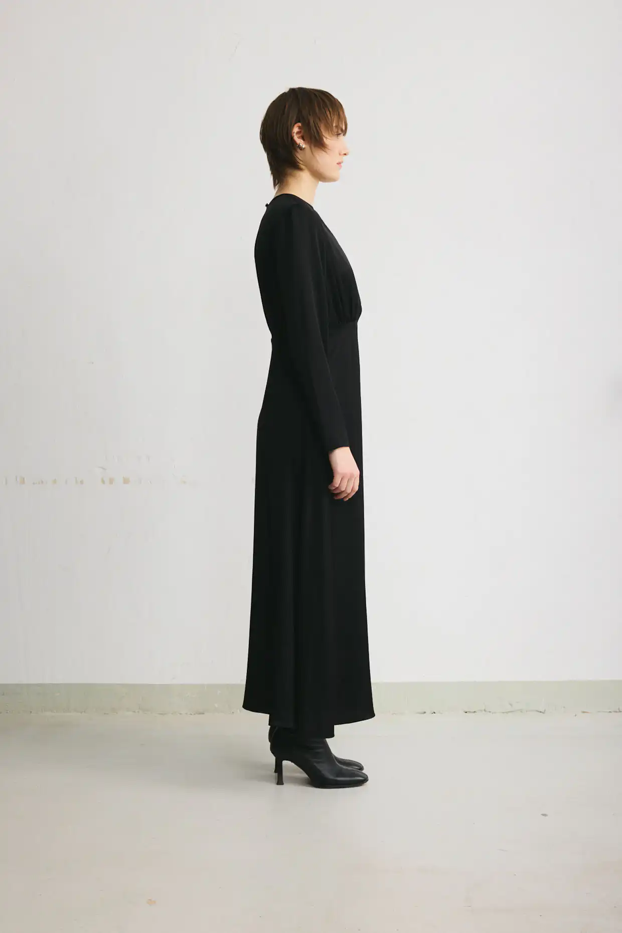 SCARLET maxi dress in black satin viscose with long sleeves and a back slit - Image 4