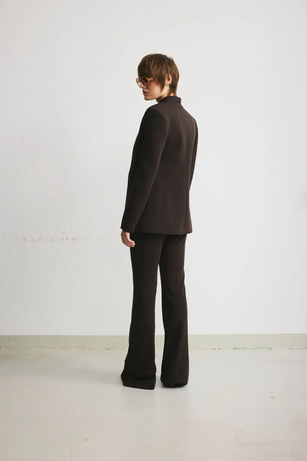 Flared trousers with stitched front creases in chocolate-brown cotton - Image 5