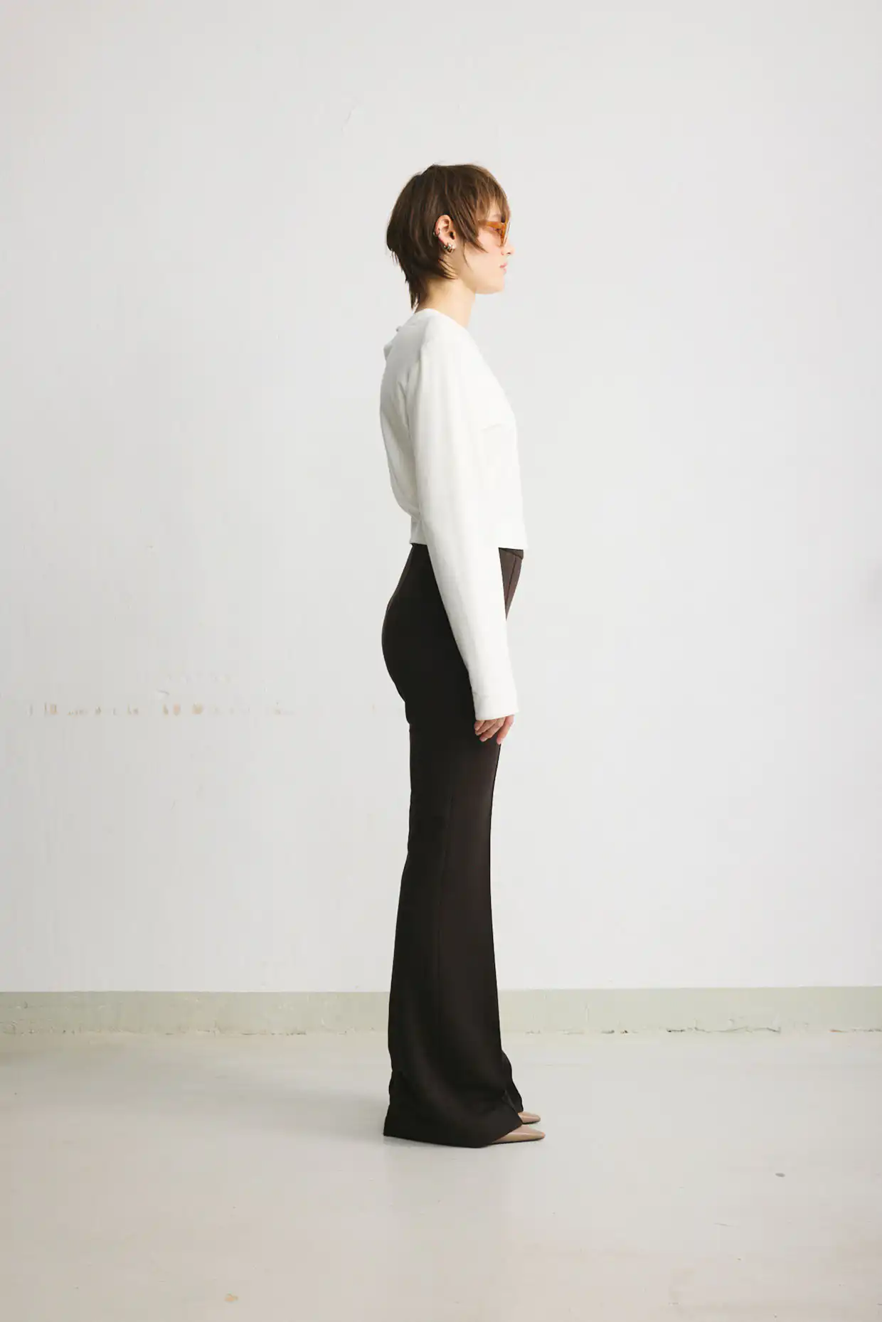 Flared trousers with stitched front creases in chocolate-brown cotton - Image 4