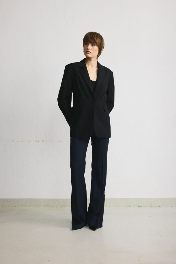 Women’s tailored single-breasted black wool blazer