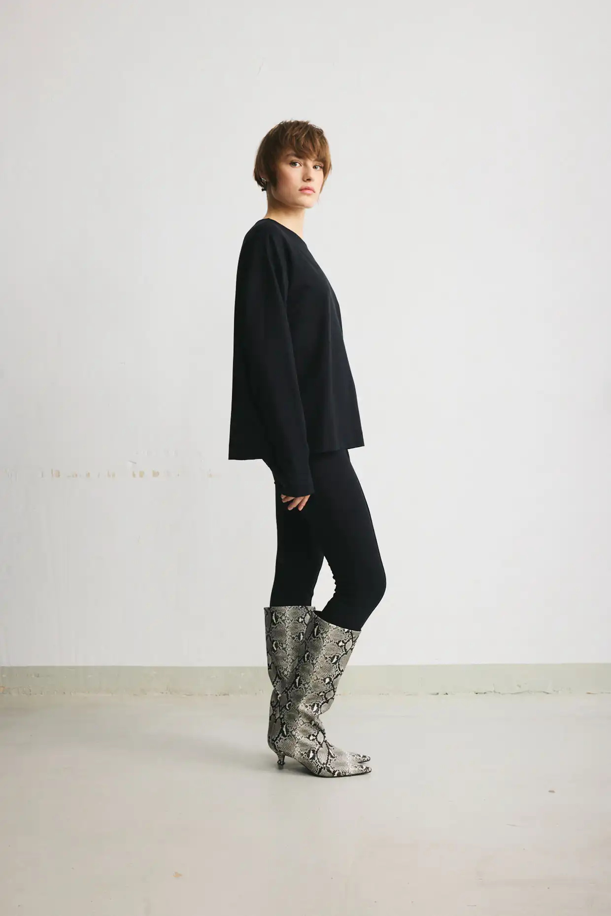 Elegancka wiskozowa bluza dresowa oversize w kolorze czarnym - obrazek 4