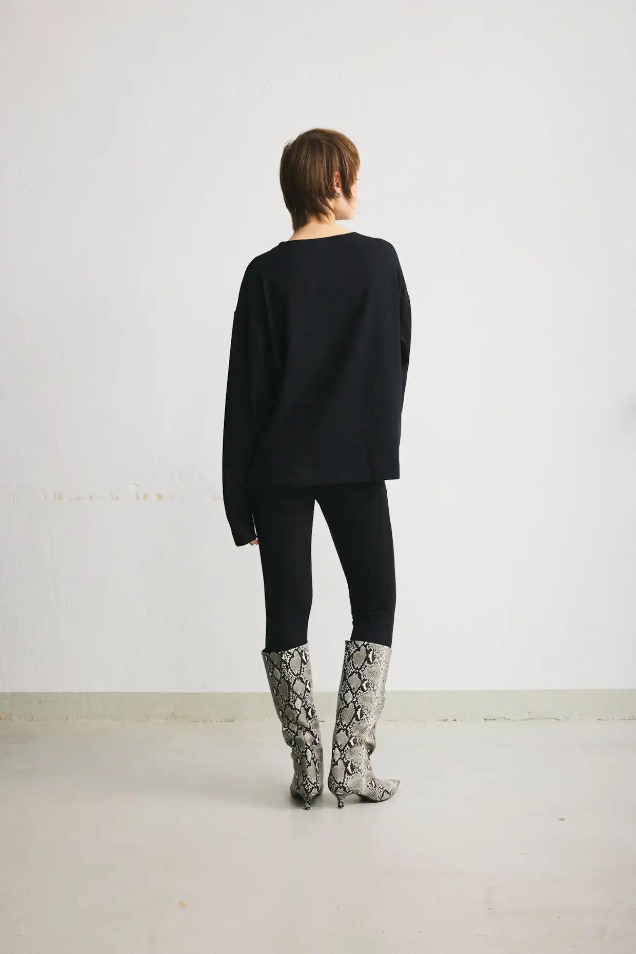 Elegancka wiskozowa bluza dresowa oversize w kolorze czarnym - obrazek 3