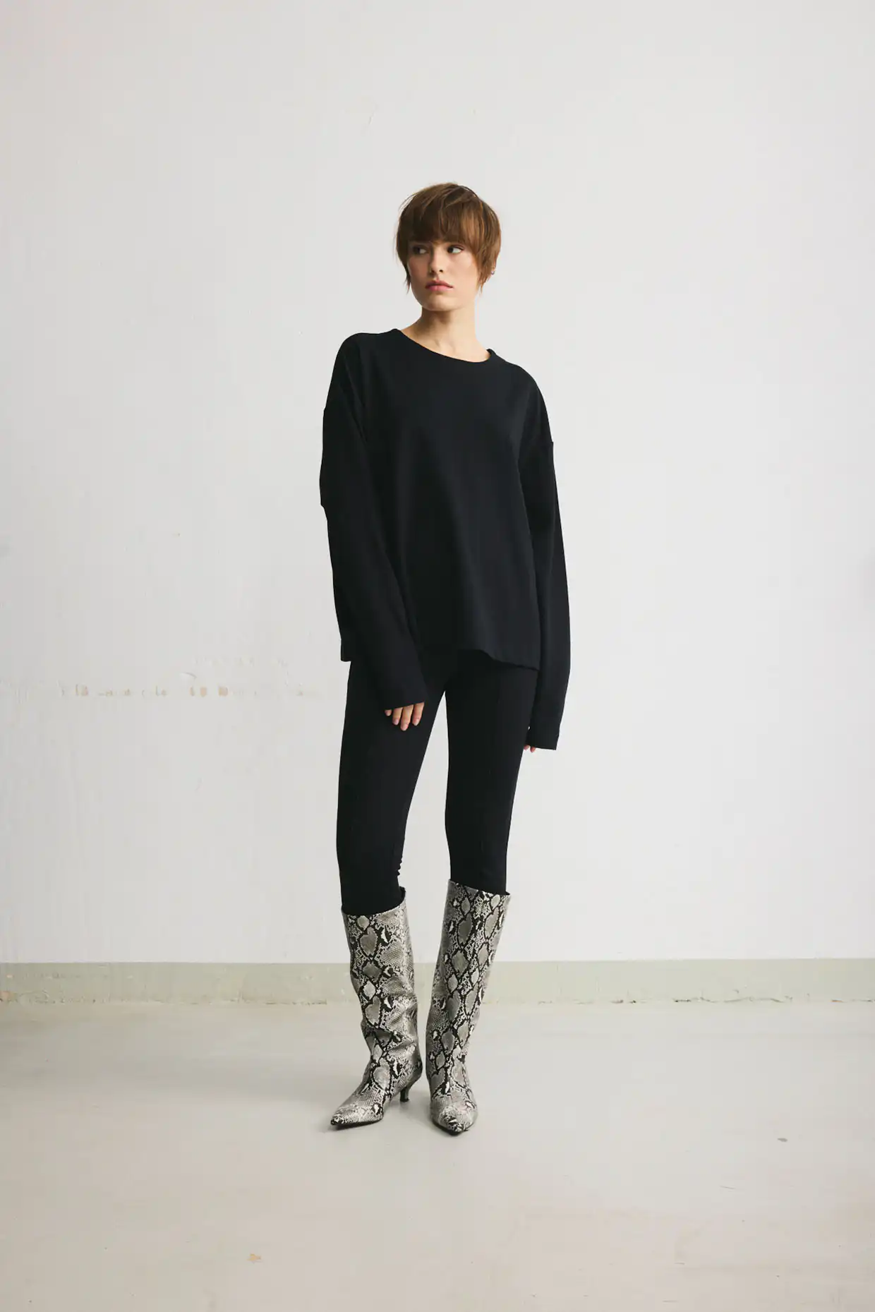 Elegancka wiskozowa bluza dresowa oversize w kolorze czarnym