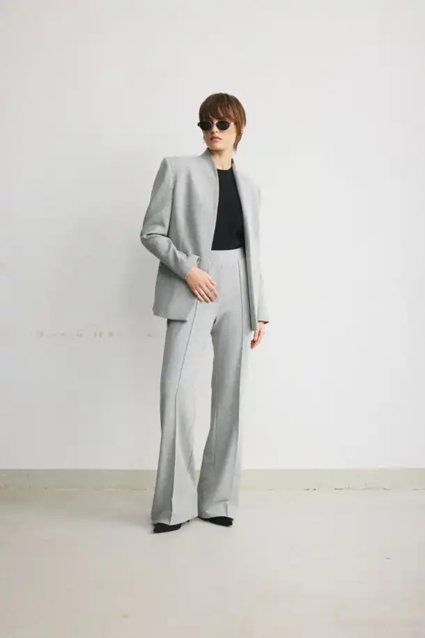 Eleganckie spodnie dresowe damskie o luźnym kroju w kolorze szarym