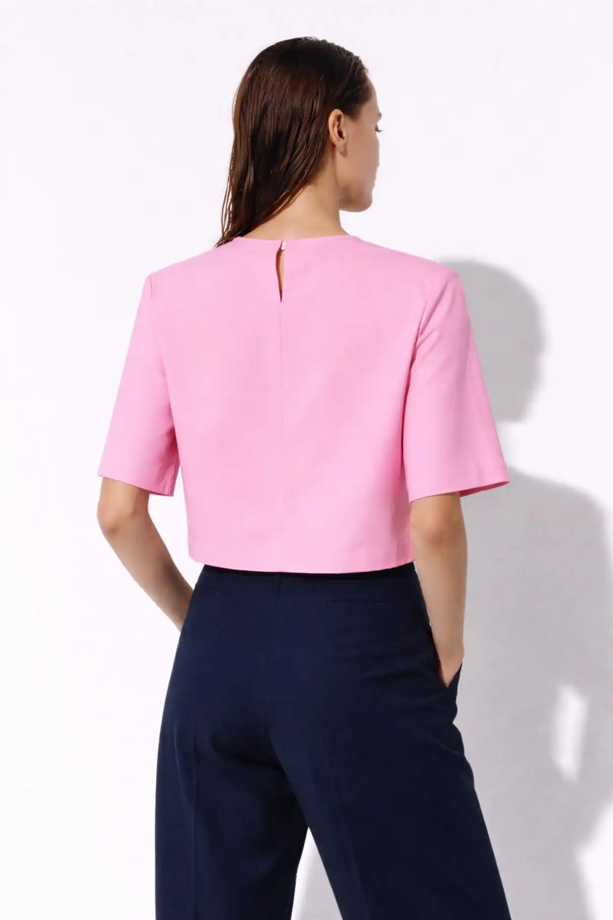 Elegancki wiskozowy crop - top z poduszkami na ramionach w kolorze różowym - obrazek 2